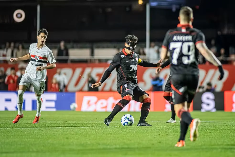São Paulo bate Vitória e amplia crise do rubro-negro no Brasileirão
