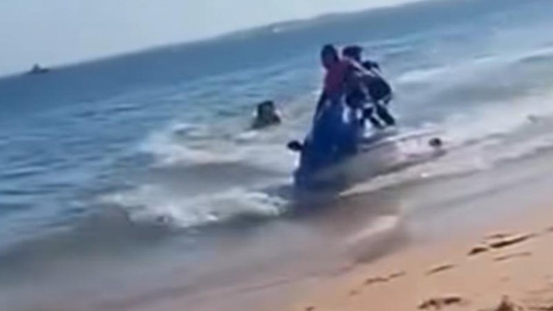 Banhistas são atropelados por jet ski em alta velocidade na praia da Boa Viagem, em Salvador