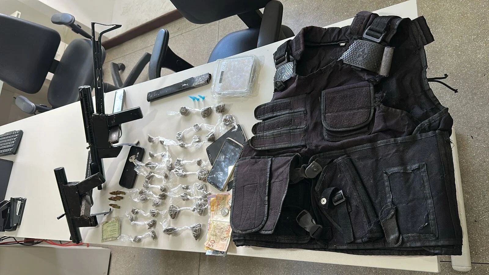 Polícia Militar prende dois homens com metralhadoras e drogas em Camaçari