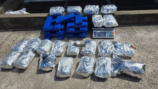 Casal é preso com grande quantidade de drogas e balança de precisão em bairro de Salvador