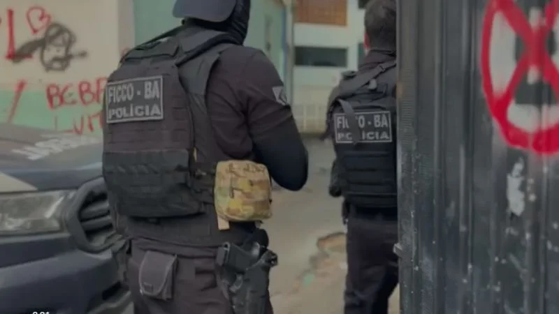 Operação das polícias Federal, Civil e Militar desarticula grupo que fornece armas para facções em Salvador