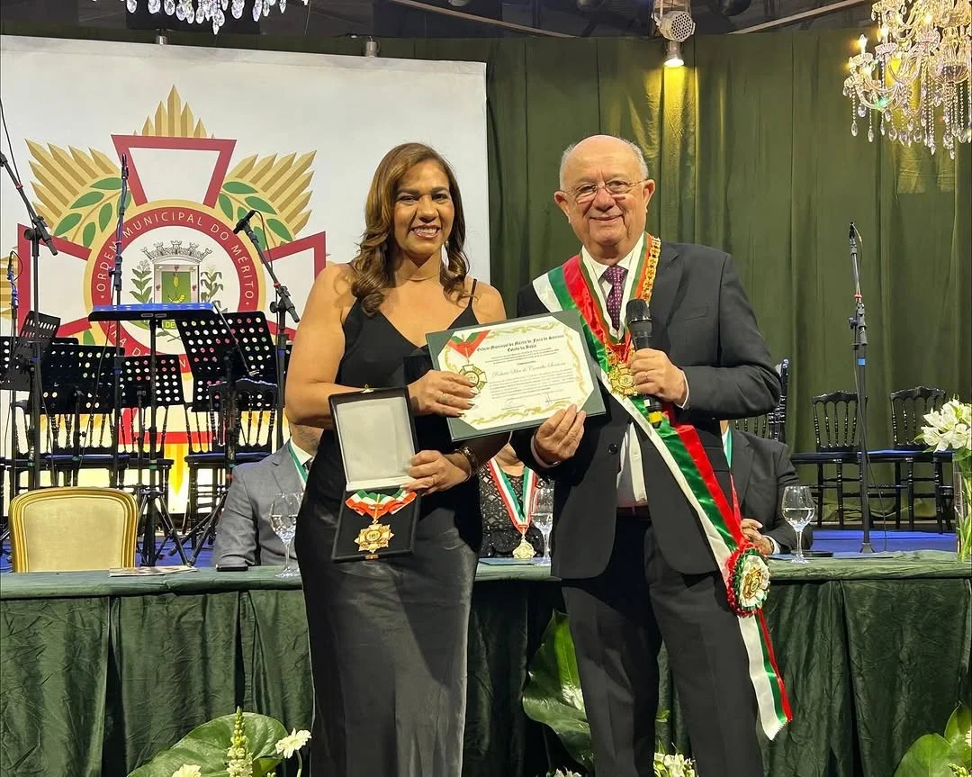 Roberta Santana recebe maior honraria de Feira de Santana e agradece ao prefeito José Ronaldo