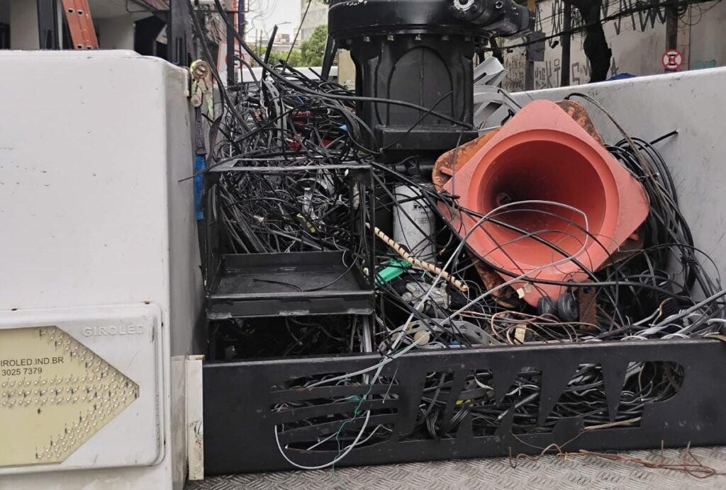 Ação da Neoenergia Coelba remove meia tonelada de cabos clandestinos em Salvador; saiba mais