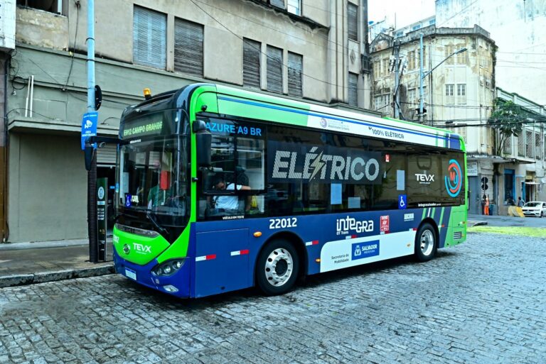 Prefeitura de Salvador inicia operação de ônibus 100% elétrico no Centro Histórico, em projeto que integra ações de sustentabilidade e mobilidade urbana.