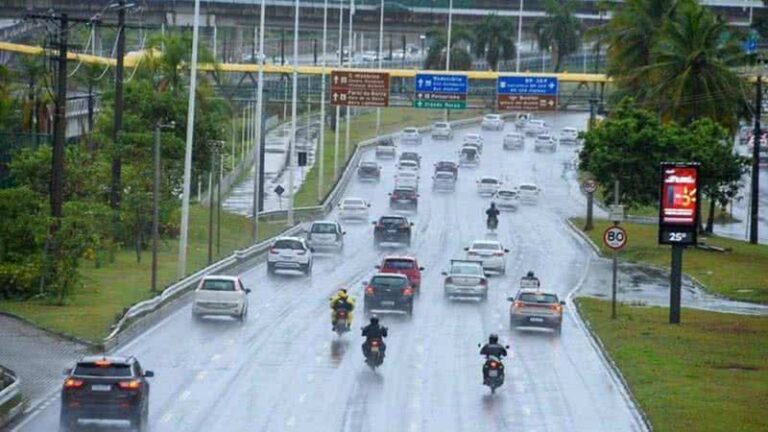 Com chuvas acima da média e fortes ventos, Salvador entrou em alerta da Defesa Civil e do Inmet nesta quarta-feira (12).