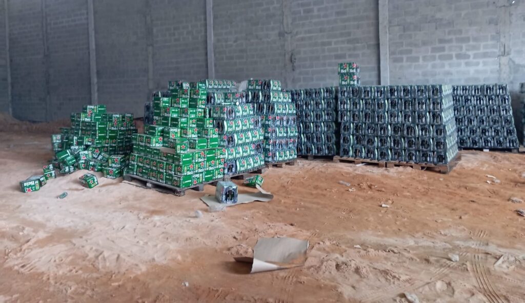 Carga de cerveja furtada é localizada em galpão na capital baiana
