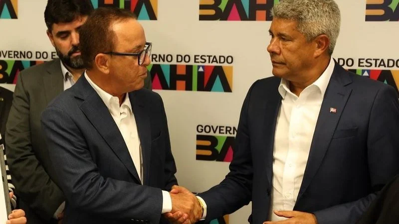 Vídeo: prefeito do União, Hildécio Meireles afaga Jerônimo durante entregas em Cairu causa desconforto na base de Neto