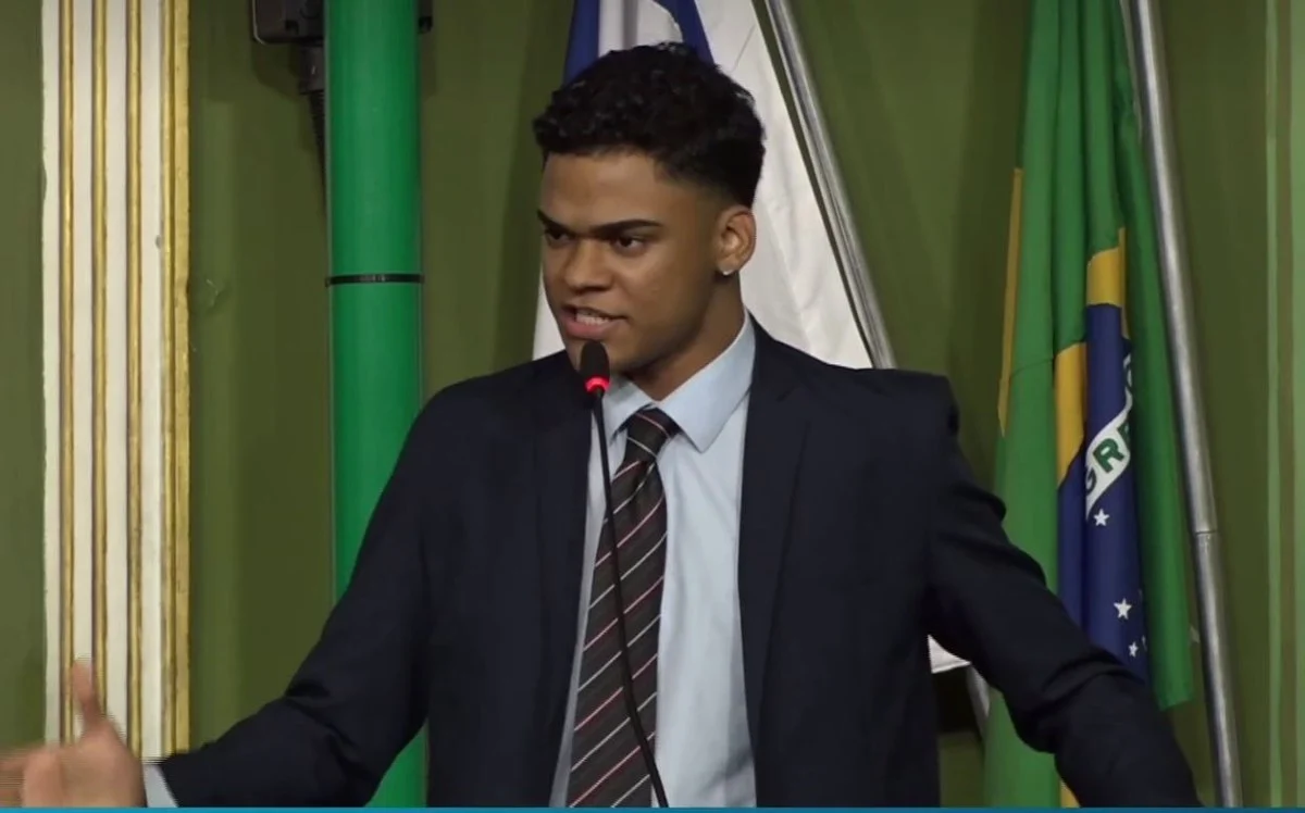 Aos 21 anos, Sandro Filho é eleito deputado federal e recebe votos em todos os 417 municípios da Bahia