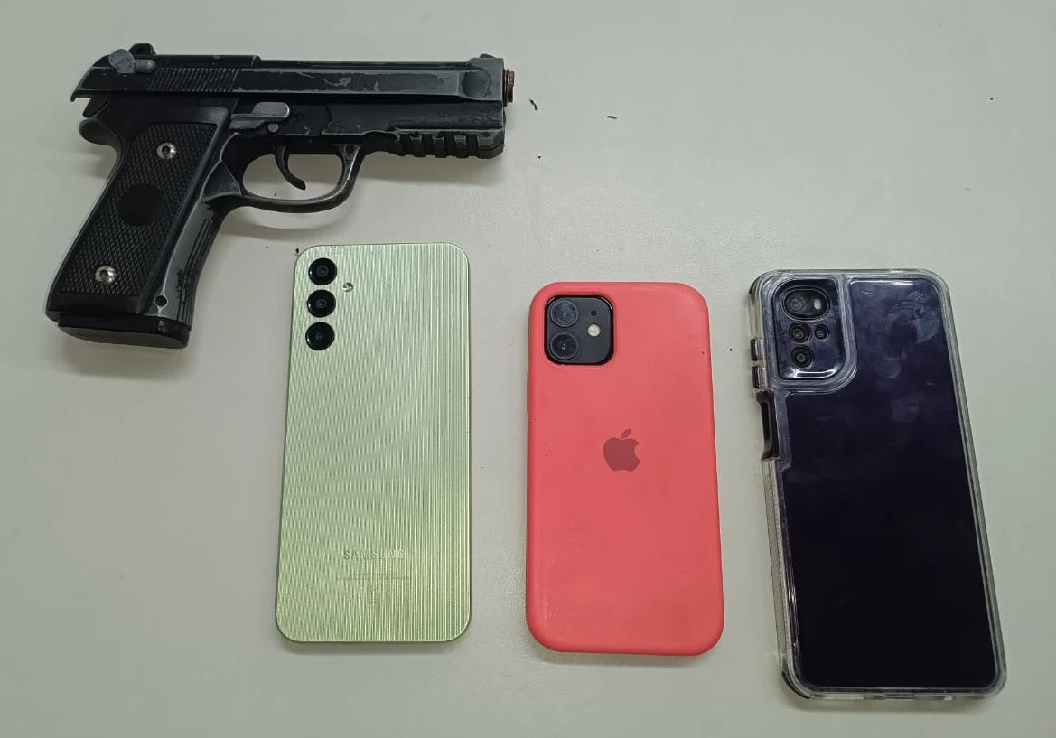 Polícia Militar prende homem com arma falsa e celulares em bairro de Salvador