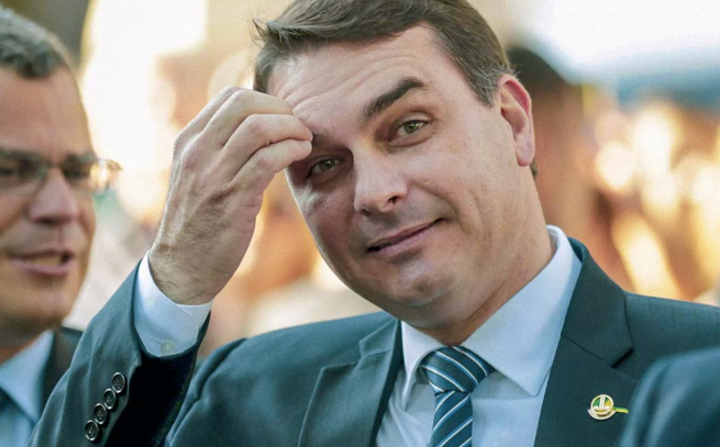 Flávio Bolsonaro revela motivo de não comparecer a evento no SBT com Lula