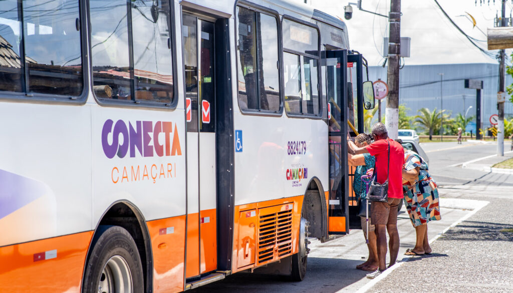 Seis novas linhas de ônibus começam a circular em Camaçari neste domingo