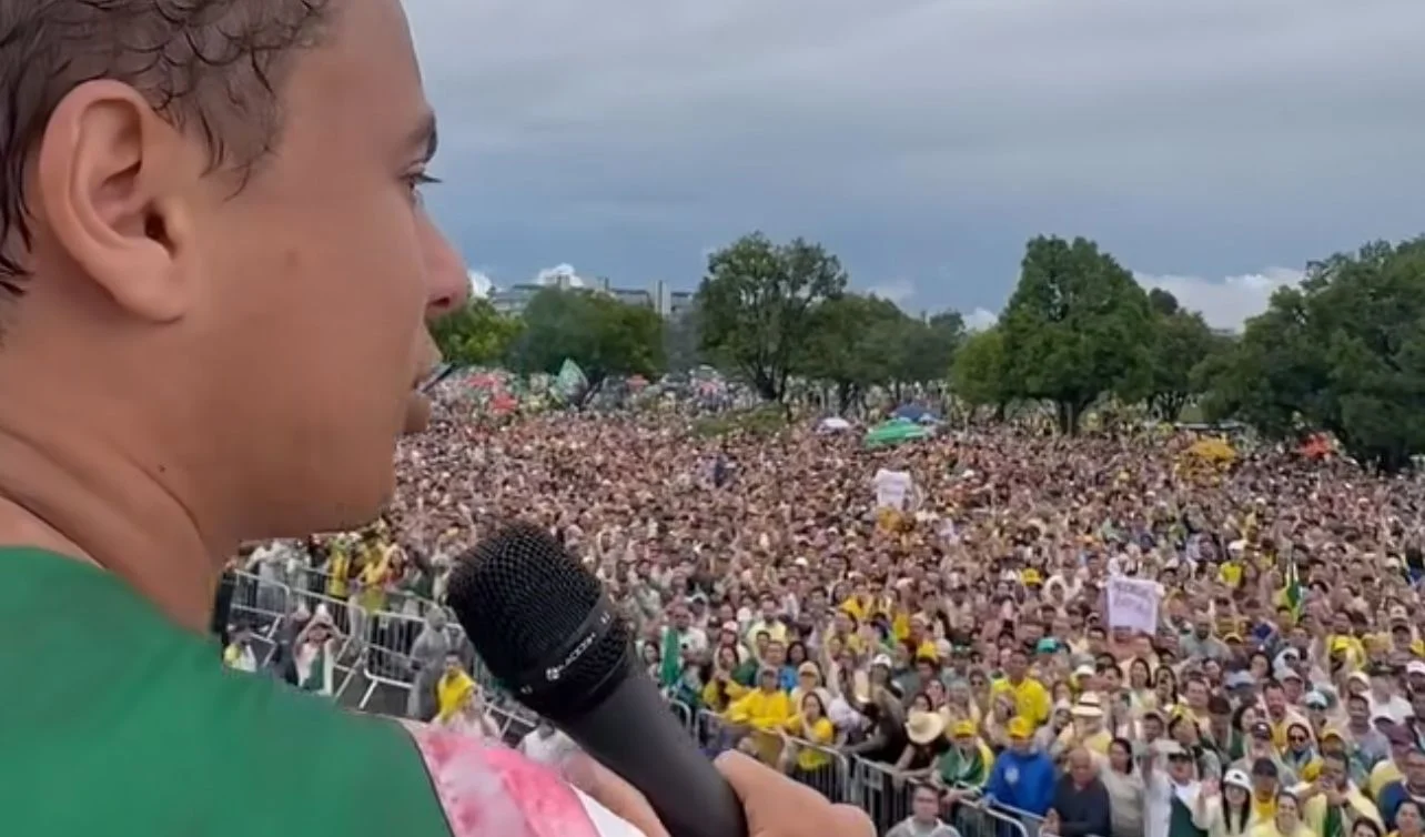 “O Brasil acordou”: Nikolas Ferreira reúne multidão contra prisão de Bolsonaro em Brasília