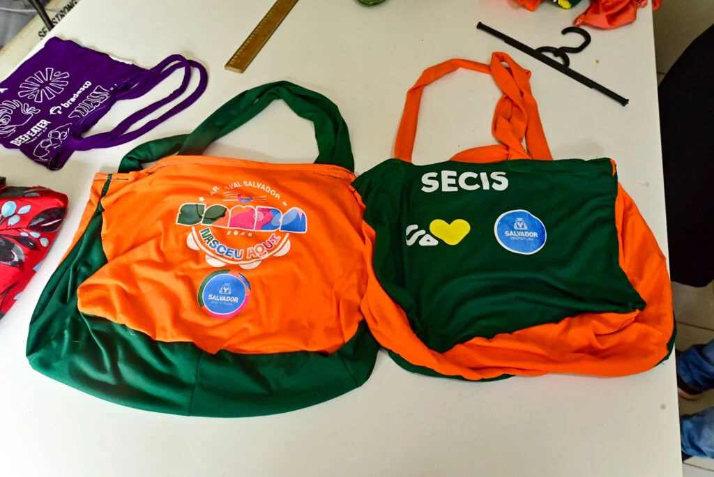 Ação da Prefeitura transforma abadás e camisas utilizadas no Carnaval em cobertas e mochilas
