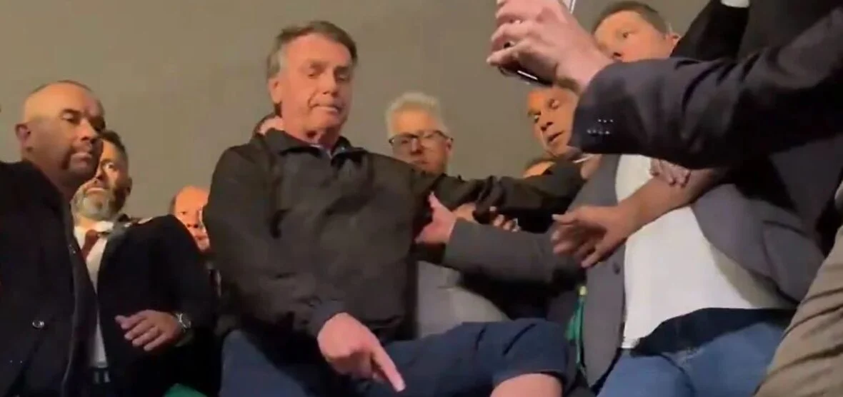Criminalista Gamil Föppe faz análise e afirma que Bolsonaro deveria estar em prisão domiciliar sem prazo para retornar à Papudinha; assista