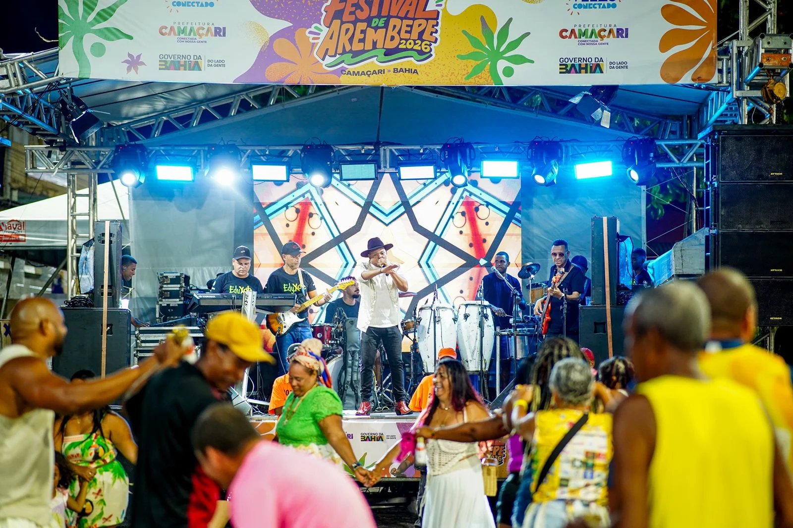 Palco Raízes e Ritmos valoriza diversidade cultural de Camaçari e anima primeira noite do Festival de Arembepe 2026