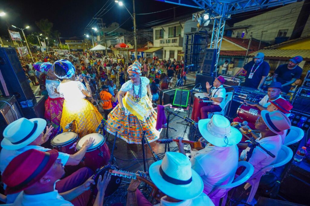 Palco Raízes e Ritmos transforma Praça Tia Deja em espaço de encontro familiar no segundo dia do Festival de Arembepe