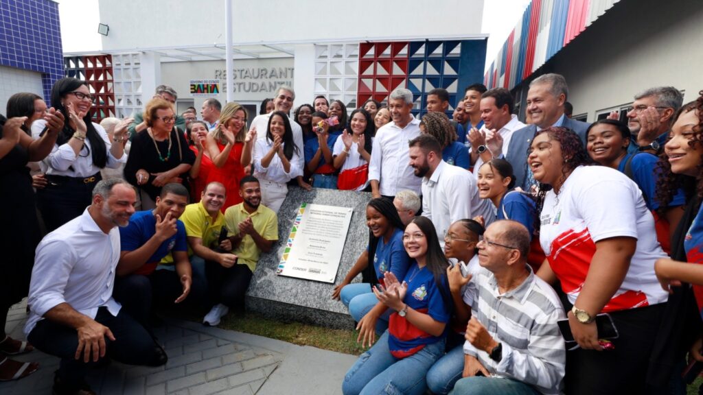 “Investir em educação é investir no futuro da Bahia”, destaca Jerônimo durante entrega de escola e novo CSU em Valéria