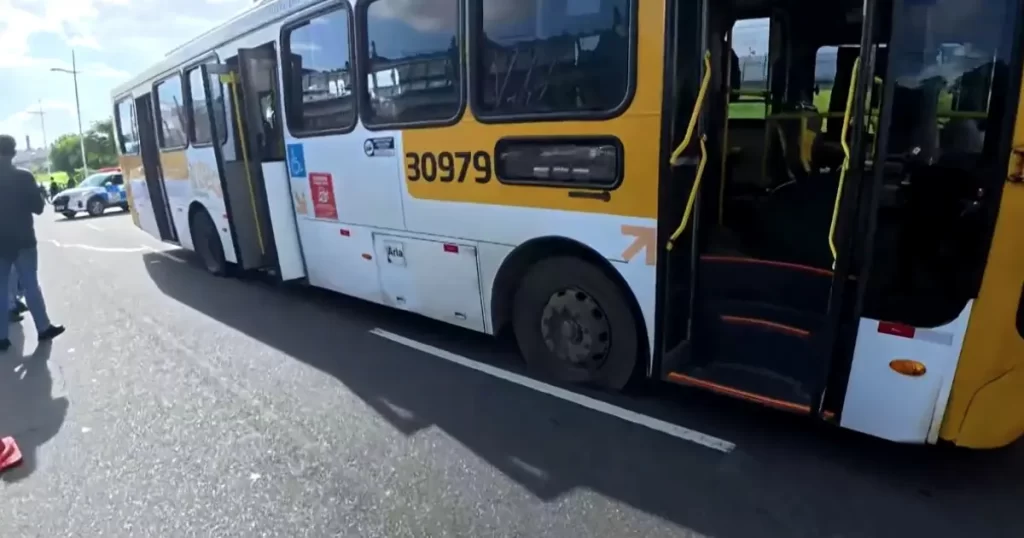 Motorista em surto conduz ônibus sem autorização em Salvador e PMBA precisa atirar