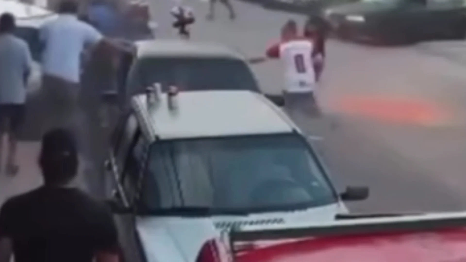 Imagens fortes: homem embriagado atropela crianças que brincavam na rua; dois irmãos morrem
