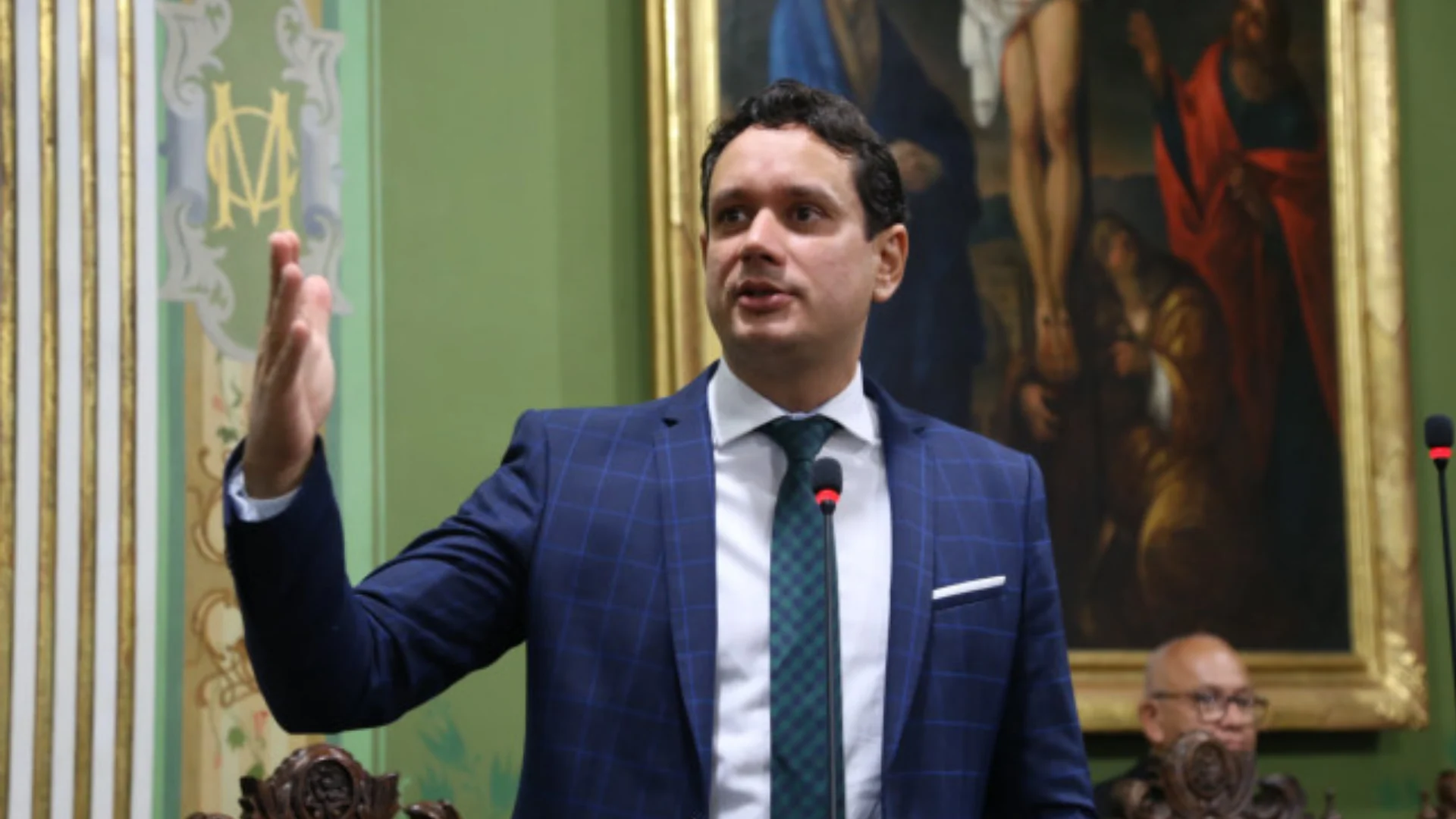 André Fraga denuncia “poda drástica” feita pela Neoenergia Coelba na Pituba e questiona: “quem autorizou?”