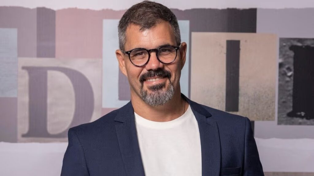 Ator Juliano Cazarré vira alvo de críticas ao afirmar que “mulheres matam mais que homens” em debate; assista
