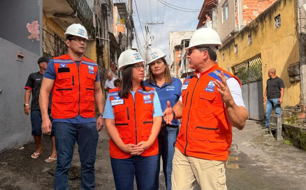 Ana Paula Matos visita área atingida por desabamento de construção irregular em Pirajá