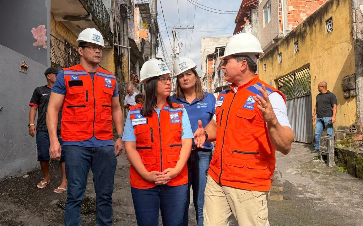 Ana Paula Matos visita área atingida por desabamento de construção irregular em Pirajá