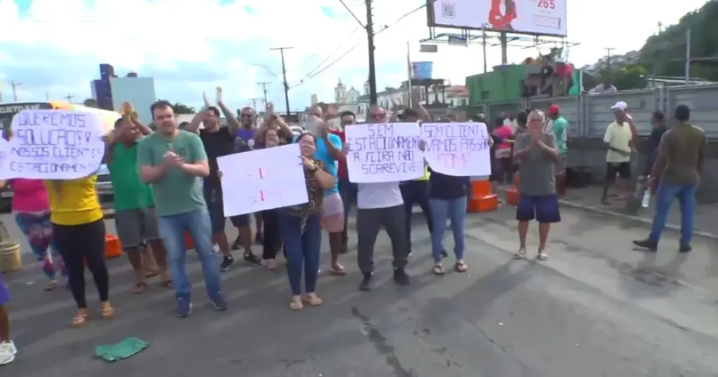 Feirantes bloqueiam avenida em protesto contra impactos das obras do VLT em Salvador