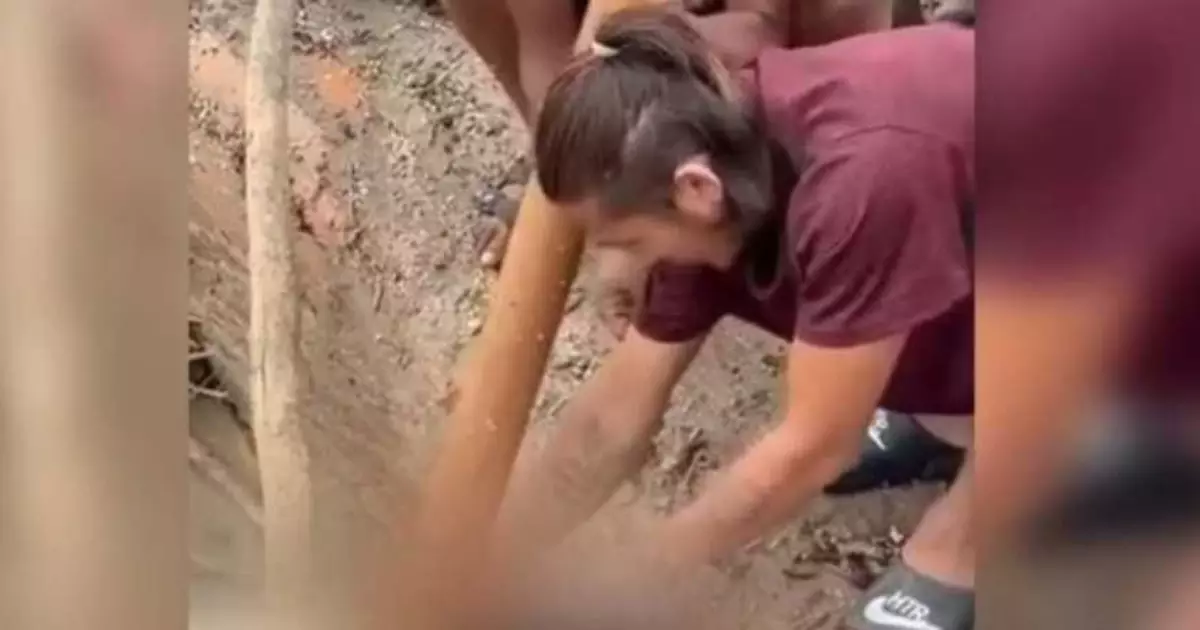 Homens são presos após suspeita de roubo de brinco de vítima de avalanche no Nepal