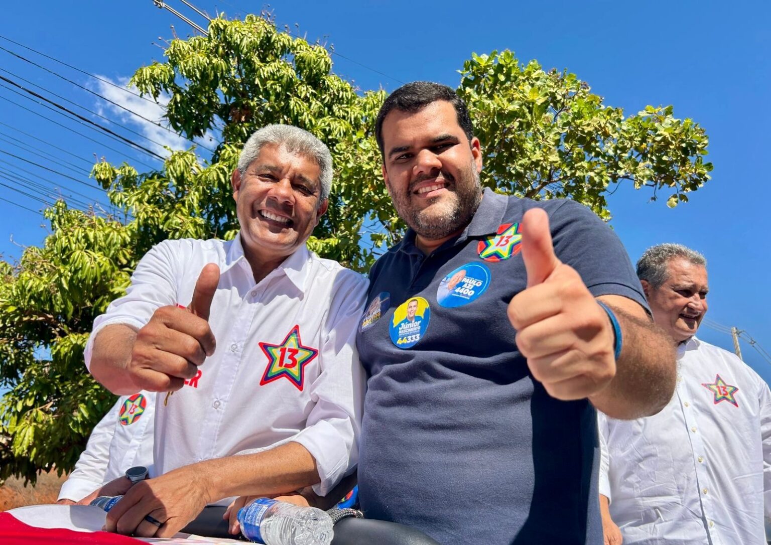 Prefeito do União Brasil surpreende e aparece ao lado de Jerônimo durante carreata