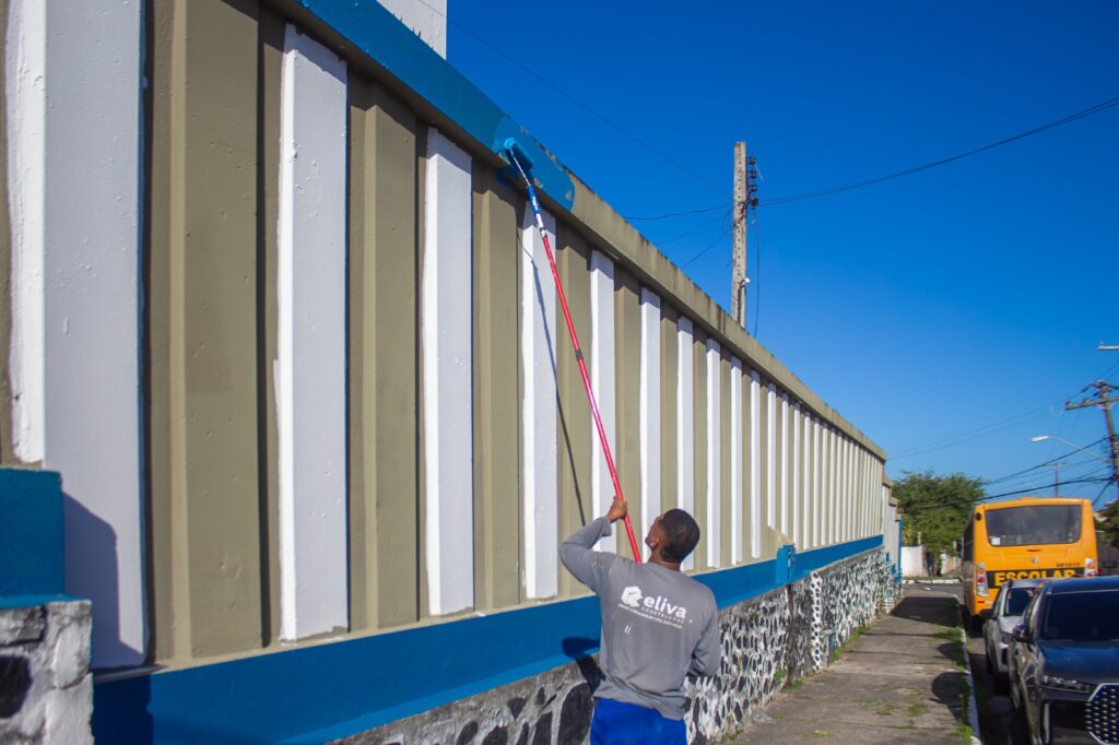 Prefeitura de Lauro de Freitas revitaliza fachadas das escolas da rede municipal