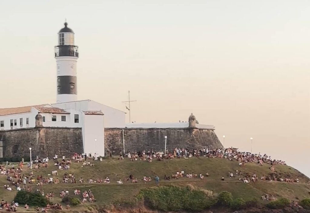 Inverno em Salvador: centenas de pessoas lotam Farol da Barra para acompanhar o pôr do sol na capital