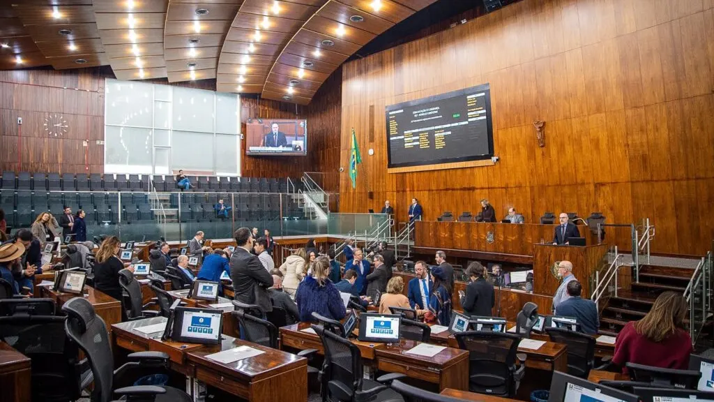 Assembleia Legislativa derruba veto e aprova fim da taxa de licenciamento anual de veículos no RS