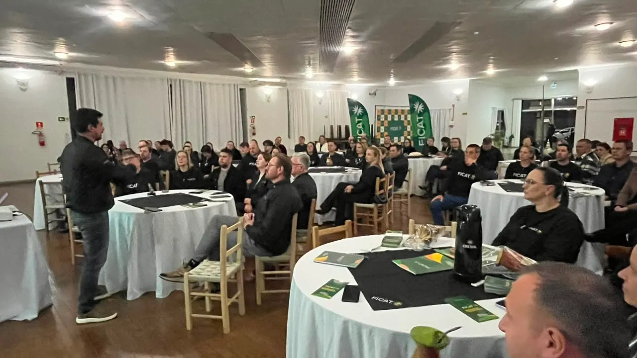 Fenasoja e Ficat compartilham experiências na preparação para feira de Tuparendi