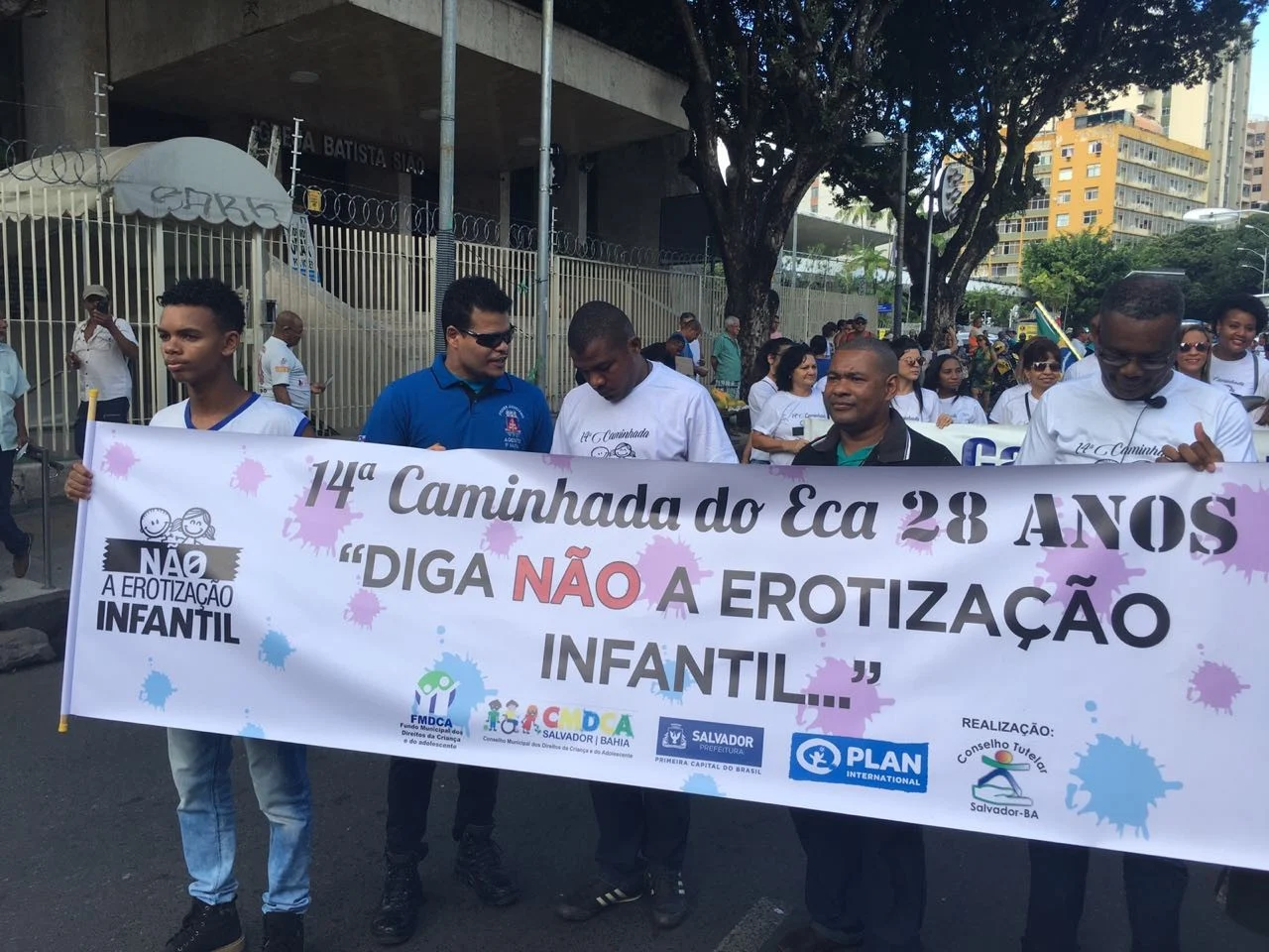 Caminhada no centro de Salvador celebra 28 anos do Estatuto da Criança e do Adolescente
