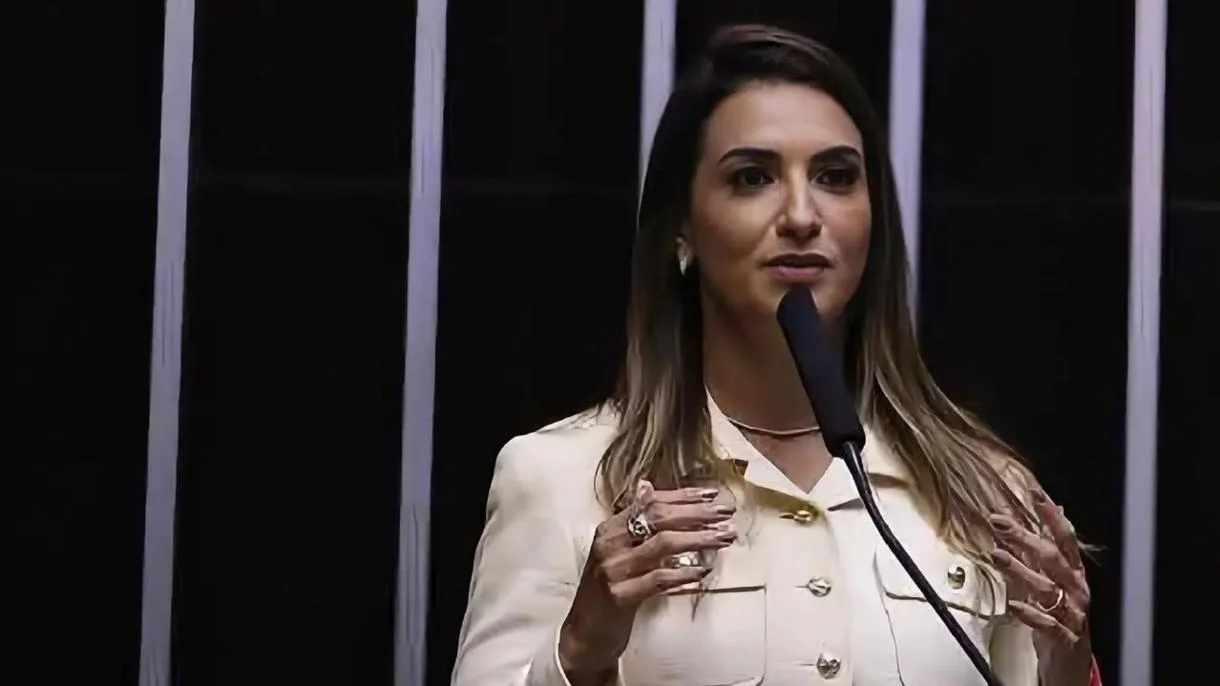 Roberta Roma sofre infarto durante agenda de campanha em Cruz das Almas e equipe atualiza estado da soteropolitana; saiba detalhes
