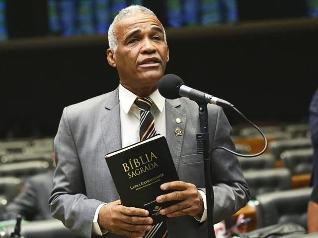Enquanto recebe massagem, Pastor Isidório reclama do cansaço da campanha e revela pedido da mulher: “Quer namorar três vezes por noite”
