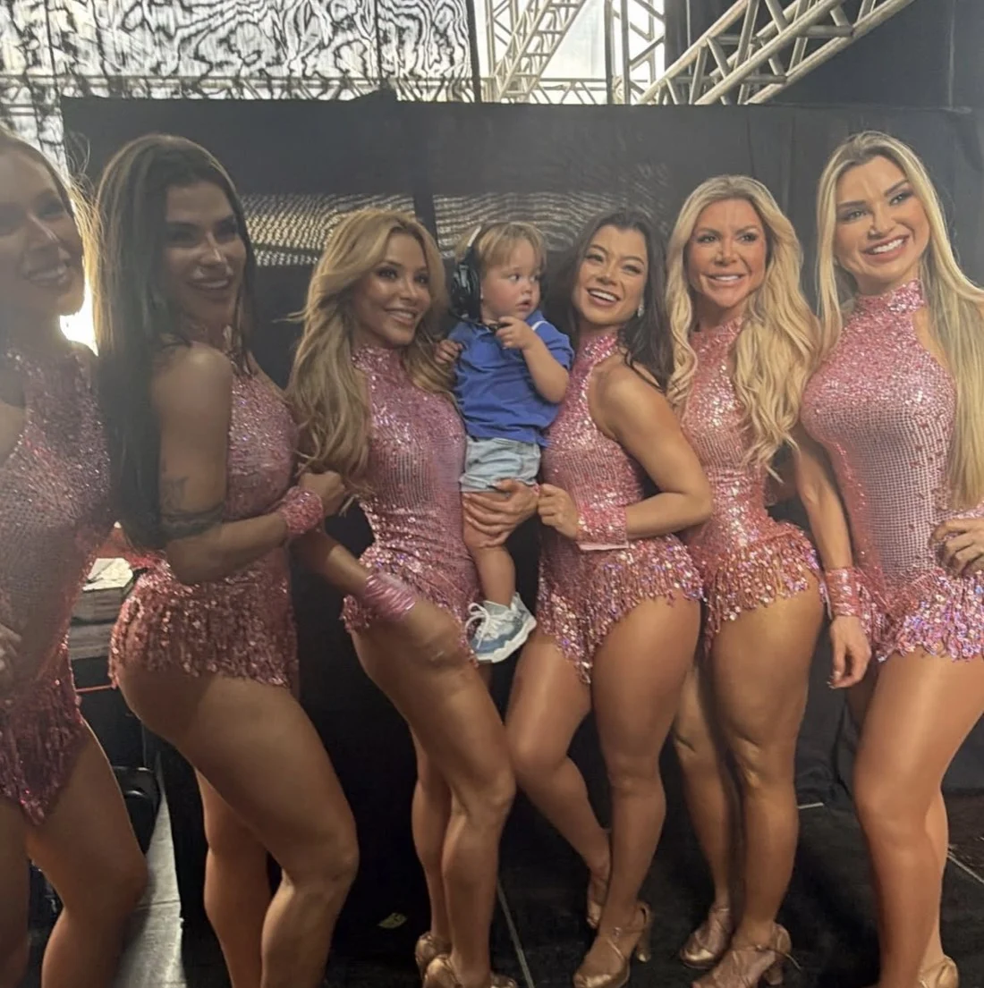 Filho de Virgínia é questionado sobre as bailarinas do avô e responde: “São lindas”