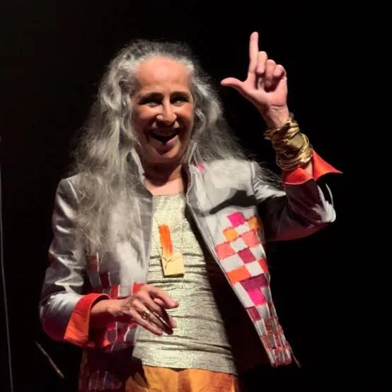 Maria Bethânia surpreende público, faz “L” e diz: “Eu voto Lula presidente!”