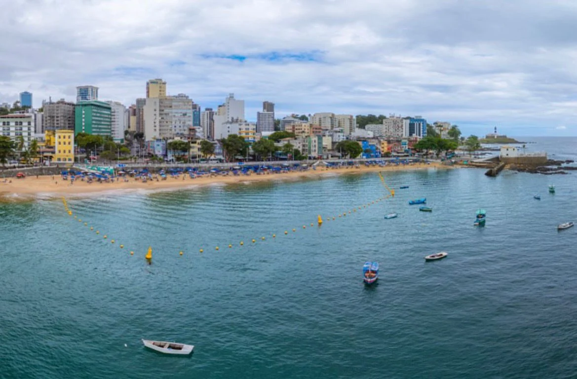 Prefeitura instala boias para proteção de banhistas no Porto da Barra