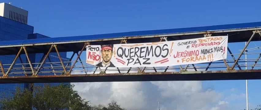 Bandeira com frases contra Jerônimo Rodrigues é colocada na Avenida Paralela em semana decisiva das eleições: “Governo testado e reprovado”