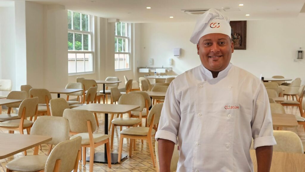 Chef vencedor do Panela de Bairro leva comida afetiva para pacientes em hospital de Salvador