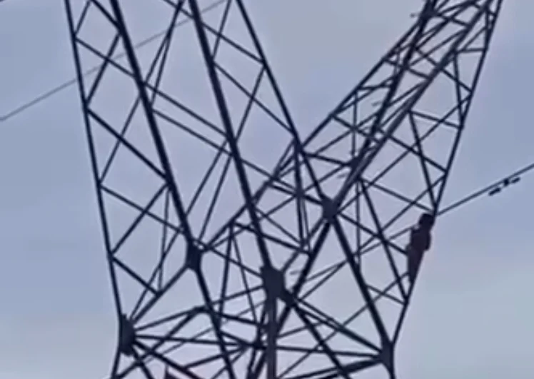 Aterrorizante: Criança de 5 anos é resgatada após subir sozinha em torre de energia em Rondônia