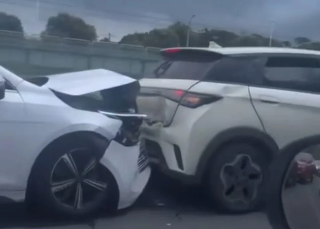 Engavetamento de quatro carros causa lentidão na avenida paralela, em Salvador