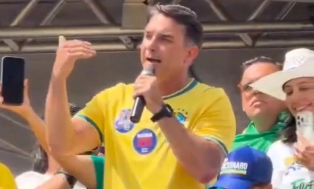 Flávio Bolsonaro critica reajuste do Bolsa Família e acusa governo Lula de medida ilegal na eleição: “Vou libertar o Brasil das mãos sujas do PT”