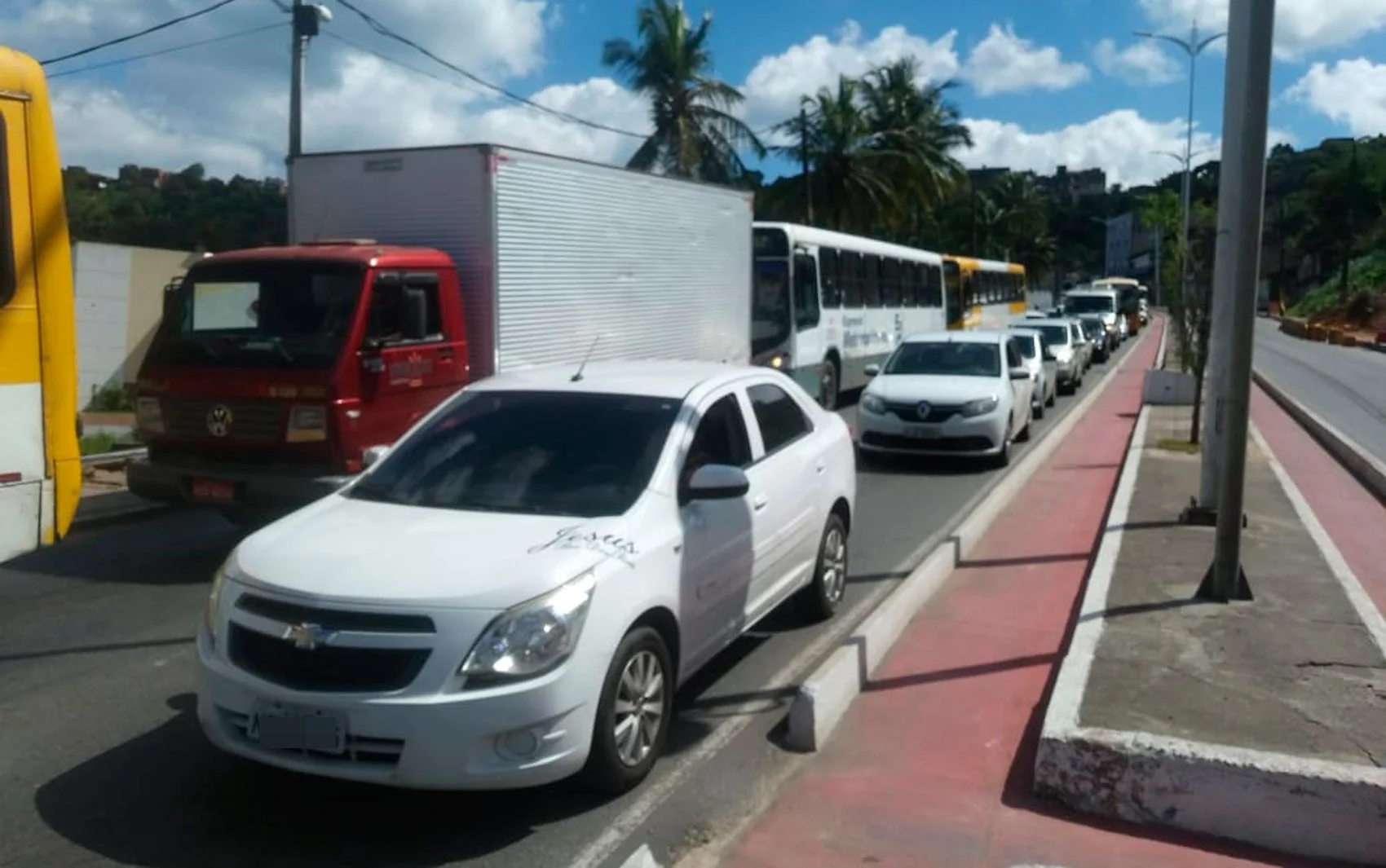 Av. Suburbana é interditada para retirada de caçamba após veículo parar em cima de laje