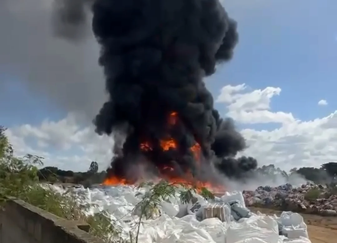Incêndio em galpão se alastra e ameaça residências em Vitória da Conquista
