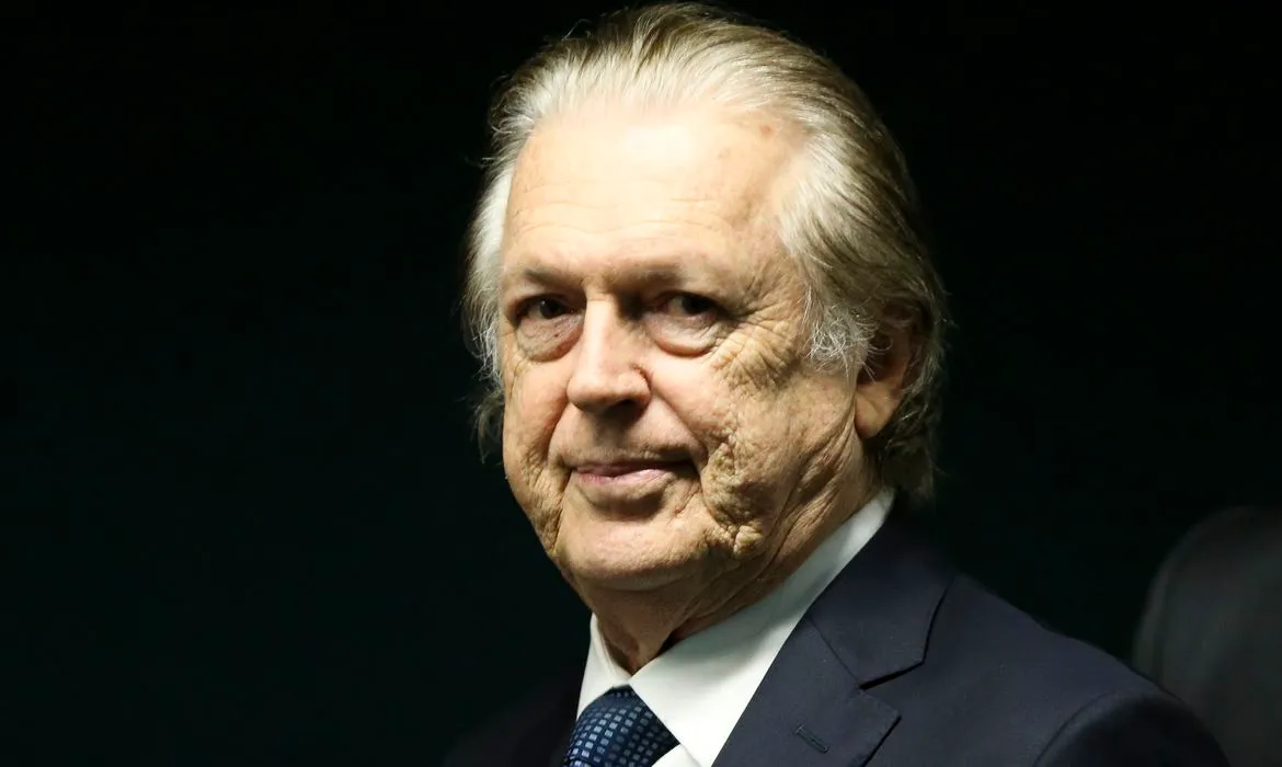 Mudou de lado? Ex-presidente do partido em qual Bolsonaro foi eleito em 2018 aparece em ato de Lula