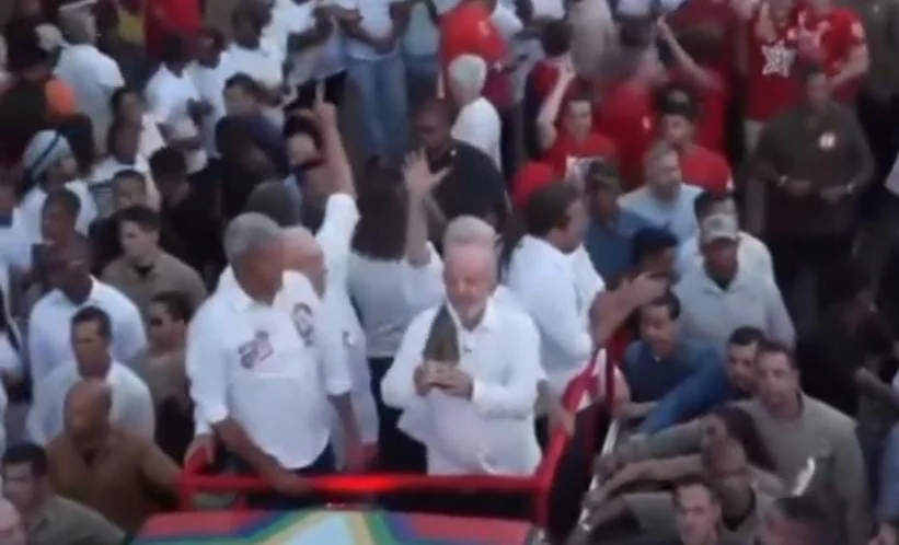 Lula segura imagem de Nossa Senhora Aparecida durante caminhada em Salvador