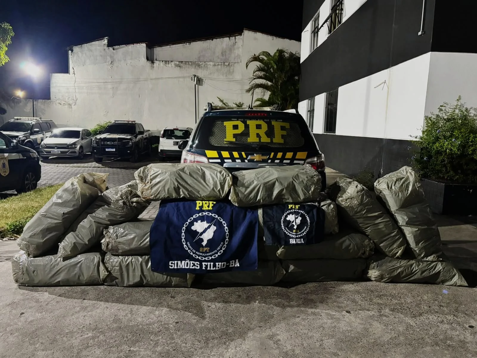 PRF apreende carregamento de 96 kg de maconha na BR-324, em Feira de Santana